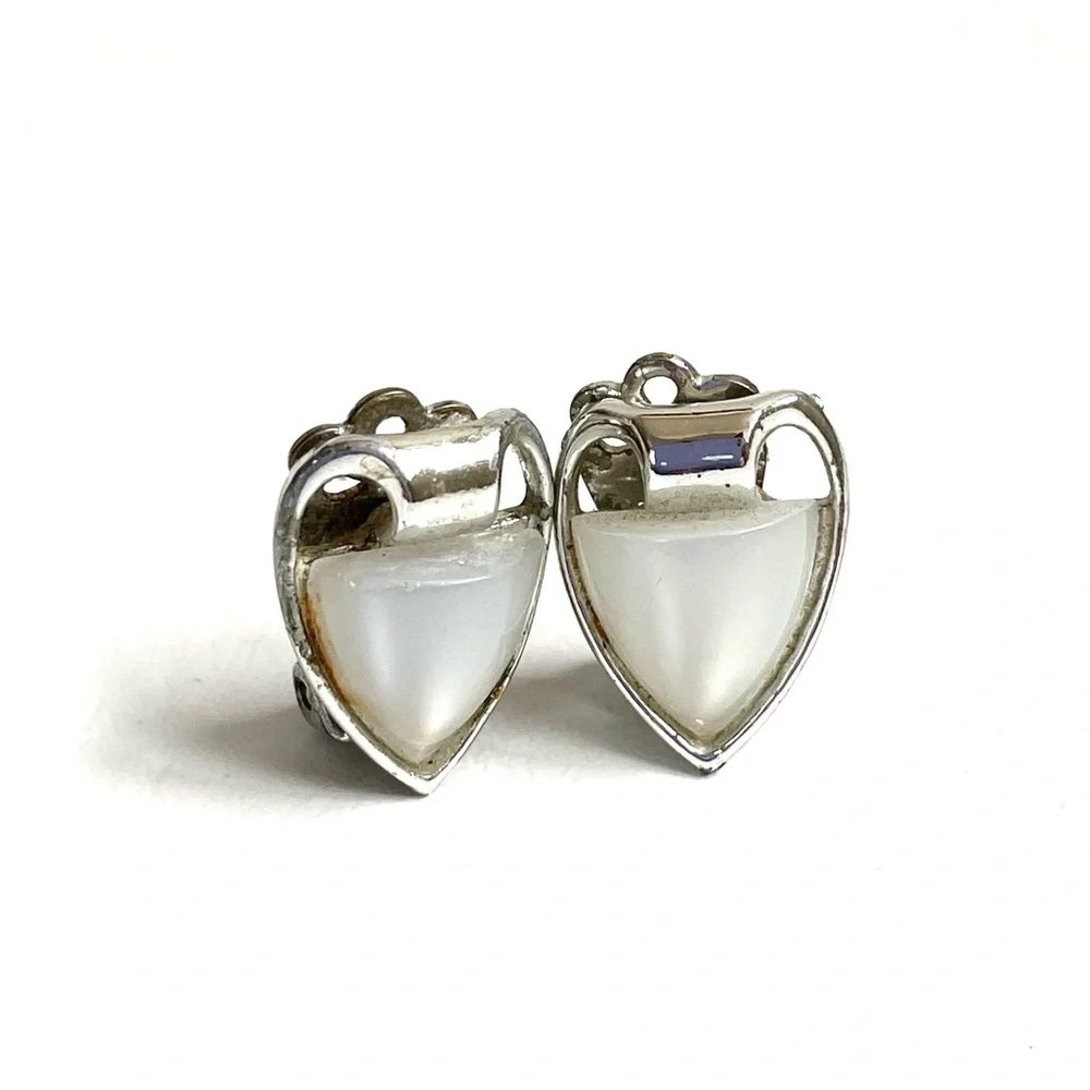 VINTAGE CORO WHITE OPAGUE THERMOSET CLUP ON EARRINGS SILVER HARDWARE - Picture 1 of 5